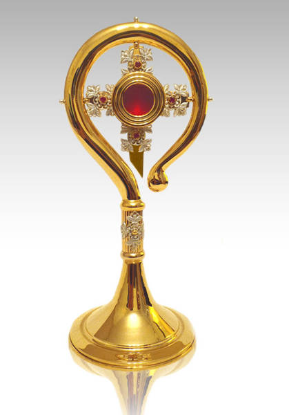 Duży relikwiarz mosiężny złocony w formie pastorału zdobiony srebrem i rubinami o wysokości 37 cm