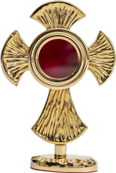 Mały relikwiarz mosiężny w kształcie krzyża złocony na jedną relikwię o wysokości 13 cm