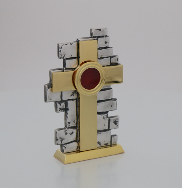 Relikwiarz mosiężny w kształcie krzyża pozłacany i posrebrzany na jedną relikwię o wysokości 19 cm