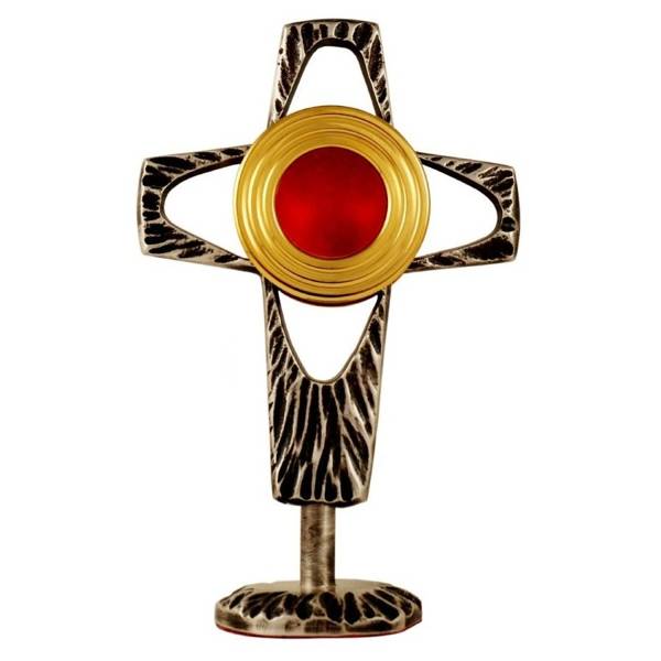 Relikwiarz mosiężny złocony w kształcie krzyża o wysokości 20 cm