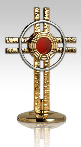 Relikwiarz mosiężny złocony w kształcie krzyża na jedną relikwie o wysokości 20 cm