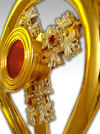 Duży relikwiarz mosiężny złocony w formie pastorału zdobiony srebrem i rubinami o wysokości 37 cm