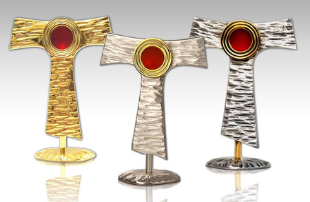 Relikwiarz mosiężny złocony w kształcie franciszakńskiego symbolu "tau" o wysokości 20 cm