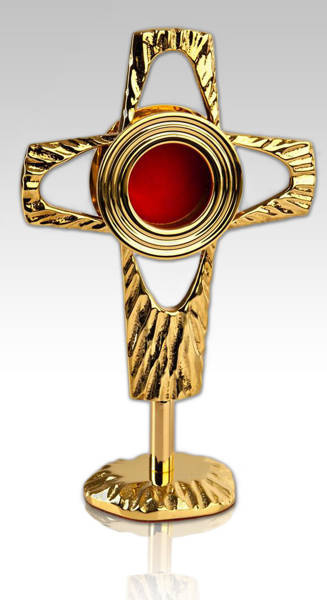 Relikwiarz mosiężny złocony w kształcie krzyża o wysokości 20 cm