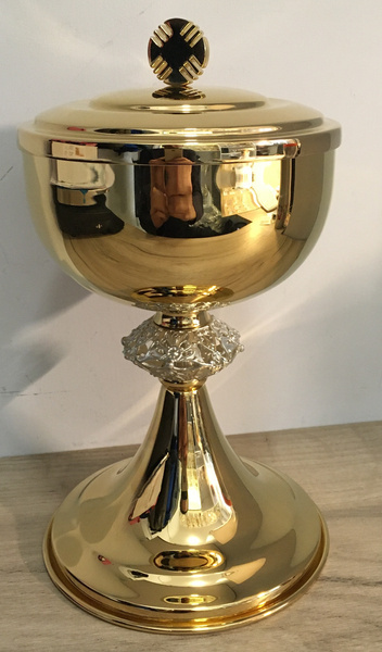 Puszka litrurgiczna do przechowywania komunikantów ze złoconym łącznikiem wysokość 22 cm