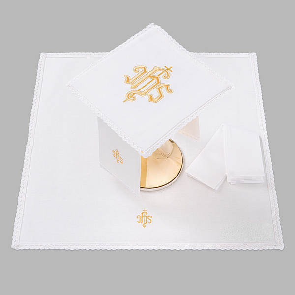 Bielizna kielichowa ołtarzowa wykończona koronką IHS złoty