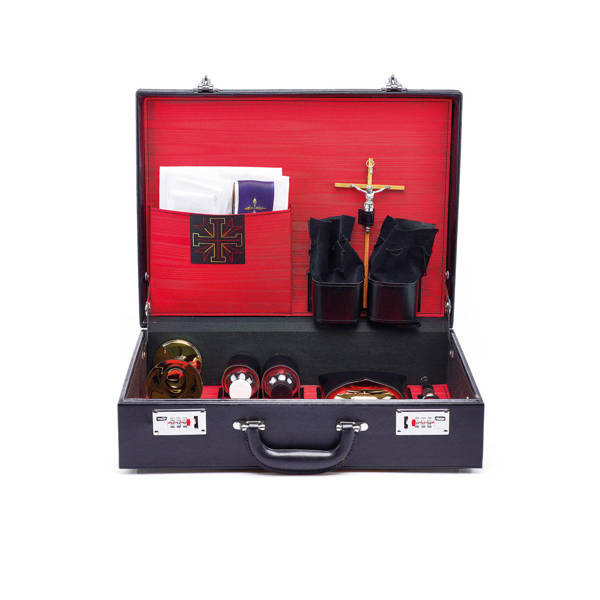 Walizka z wyposażeniem liturgicznym