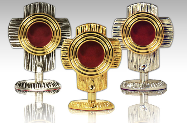 Mały relikwiarz mosiężny  na jedną relikwię o wysokości 13 cm