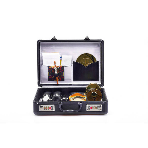 Walizka z wyposażeniem liturgicznym do celebracji Mszy Świętej